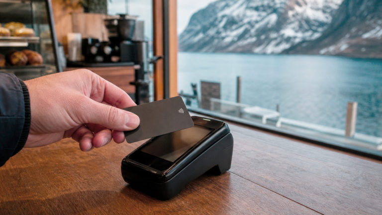 Bezahlen in Norwegen: Kreditkarte, Bargeld und Gebühren